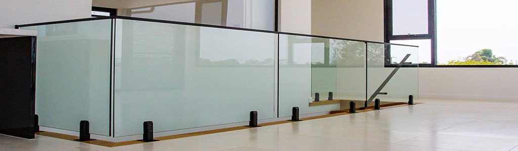 طراحی و اجرای هندریل شیشه ای با قیمت مناسب و نصب حرفه‌ای