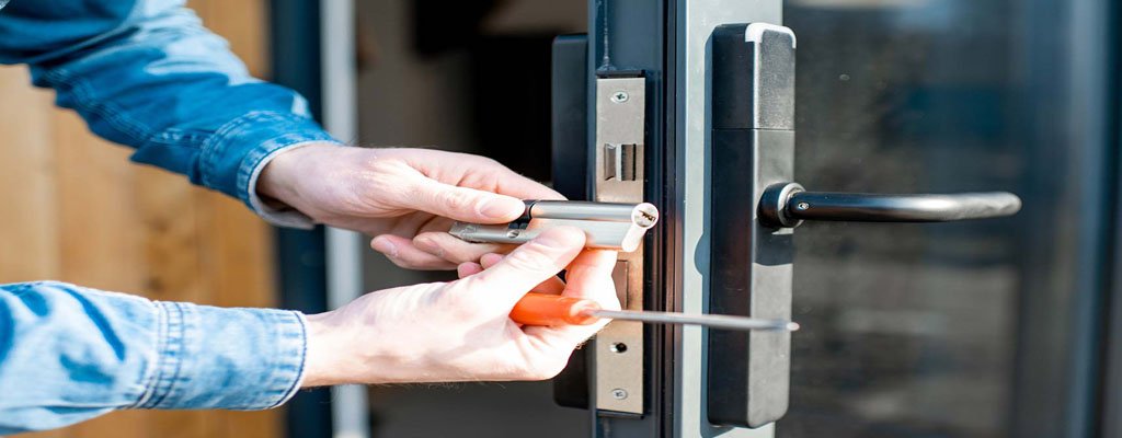 راهنمای رفع مشکل خراب شدن قفل درب دوجداره + علت و تعمیر